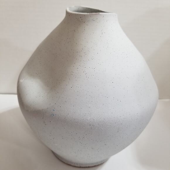 Textured terrcotta vase light gray with small black specks - Picture 2 of 16
